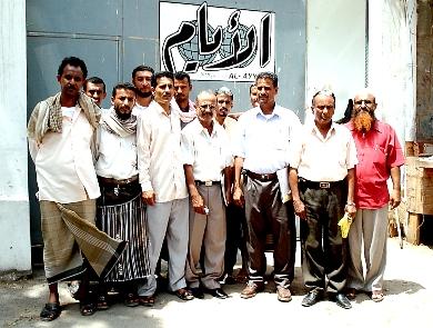 اعضاء بمحلي المنصورة اثناء حضورهم الى مبنى «الأيام» امس اعضاء بمحلي المنصورة اثناء حضورهم الى مبنى «الأيام» امس