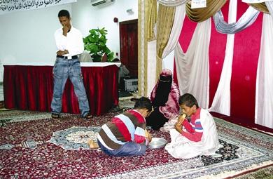مشهد من مسرحية «المتسولة» مشهد من مسرحية «المتسولة»