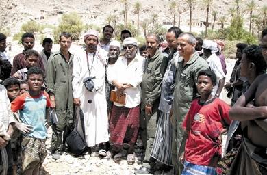 مسؤولو السلطات مع عدد من سكان مسيلة الأحرار بالسوم أمس مسؤولو السلطات مع عدد من سكان مسيلة الأحرار بالسوم أمس