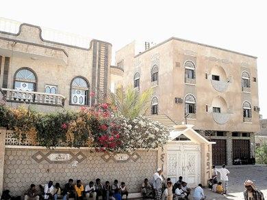 فيلا المجني عليهم وبجوارها عمارة الجاني وتبدو النافذة التي أطلق منها النار امس فيلا المجني عليهم وبجوارها عمارة الجاني وتبدو النافذة التي أطلق منها النار امس