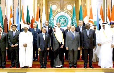 الزعماء العرب ومن بينهم فخامة الرئيس علي عبدالله صالح يتحدث إلى أخيه خادم الحرمين الشريفين الملك عبدالله بن عبدالعزيز امس الزعماء العرب ومن بينهم فخامة الرئيس علي عبدالله صالح يتحدث إلى أخيه خادم الحرمين الشريفين الملك عبدالله بن عبدالعزيز امس