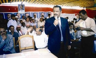 د. علي مجور وزير الكهرباء أثناء إلقاء كلمته في المهرجان د. علي مجور وزير الكهرباء أثناء إلقاء كلمته في المهرجان