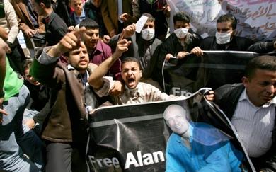 صحفيون يتظاهرون احتجاجا على خطف المراسل آلان جونستون