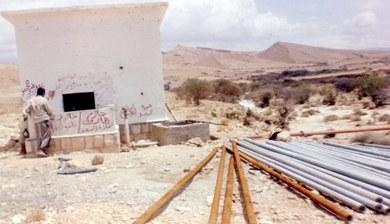 إحدى الآبار فككت وأخرجت منها المواسير والمضخة لغرض الصيانة وقد أصابها الصدأ إحدى الآبار فككت وأخرجت منها المواسير والمضخة لغرض الصيانة وقد أصابها الصدأ