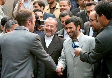 الرئيس الايراني يصافح احد البحارة البريطانيين بعد اطلاق سراحه الرئيس الايراني يصافح احد البحارة البريطانيين بعد اطلاق سراحه