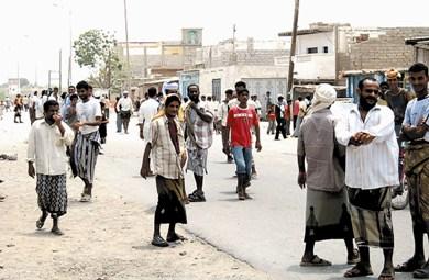 مشهد من استنكار الاهالي والصيادين أثناء قطعهم الطريق بالحسوة أمس مشهد من استنكار الاهالي والصيادين أثناء قطعهم الطريق بالحسوة أمس