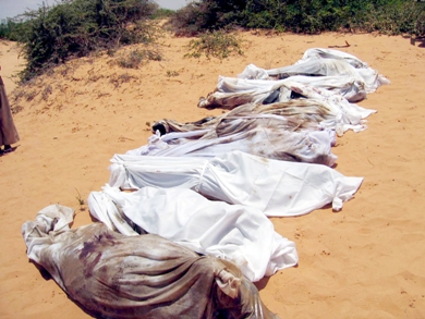 جثث القتلى المدنيين الذين سقطوا في القتال في مقديشو أمس جثث القتلى المدنيين الذين سقطوا في القتال في مقديشو أمس