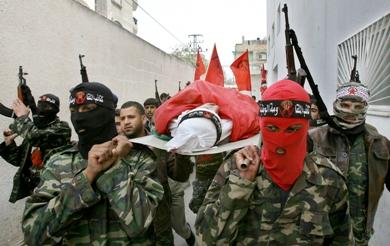 فلسطينيون يشيعون احد القتلى