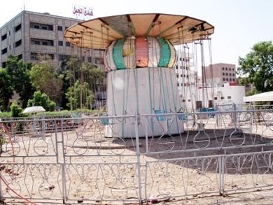 إحدى الألعاب وتبدو مهملة إحدى الألعاب وتبدو مهملة