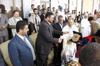 وزير الشباب والرياضة حمود عباد أثناء تكريمه من قبل إدارة نادي الصقر الرياضي وزير الشباب والرياضة حمود عباد أثناء تكريمه من قبل إدارة نادي الصقر الرياضي