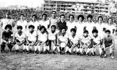 ابراهيم في بداية مشواره الدولي ضمن صفوف المنتخب الوطني بجيل ذهبي .. الأول من اليمين جلوساً ابراهيم في بداية مشواره الدولي ضمن صفوف المنتخب الوطني بجيل ذهبي .. الأول من اليمين جلوساً