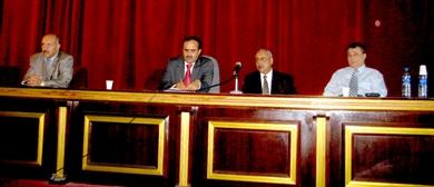 محافظ عدن وإلى يساره رئيس غرفة عدن في افتتاح الندوة محافظ عدن وإلى يساره رئيس غرفة عدن في افتتاح الندوة