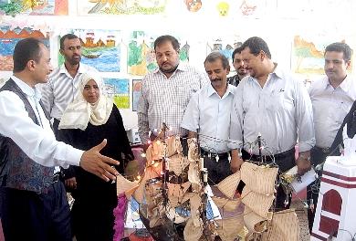 مدير المدرسة هشام أنور يشرح للزوار بعض من أجزاء المعرض مدير المدرسة هشام أنور يشرح للزوار بعض من أجزاء المعرض