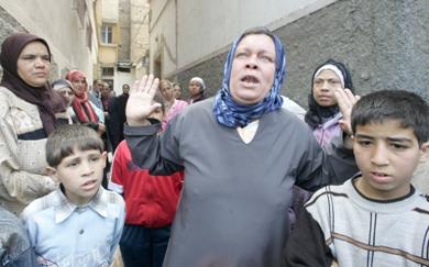 اقارب احد القتلى من المدنيين