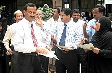 نائب محافظ عدن يكرم المحامي فتحي الزيدي من جمعية الامناء نائب محافظ عدن يكرم المحامي فتحي الزيدي من جمعية الامناء