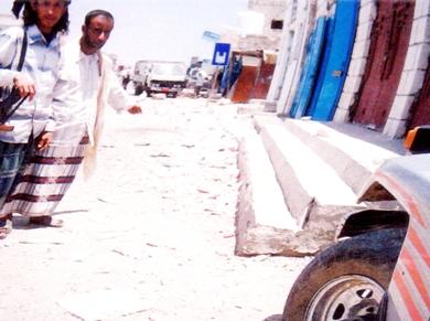 مخلفات متكدسة على جانب أحد الشوارع مخلفات متكدسة على جانب أحد الشوارع