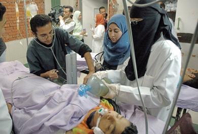 أطباء يعالجون احد الجرحى