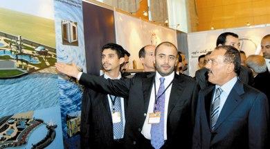فخامة الرئيس يستمع الى شرح عن مشروع سياحي جديد قبيل افتتاح المؤتمر أمس فخامة الرئيس يستمع الى شرح عن مشروع سياحي جديد قبيل افتتاح المؤتمر أمس