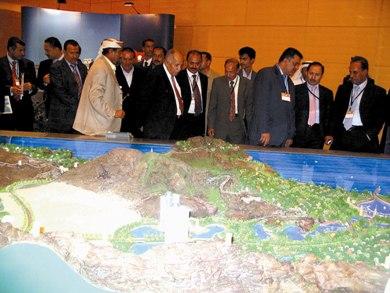 الشيخ علي محمد سعيد والحاج عبدالواسع هائل سعيد والشيخ صالح بن فريد ورجال أعمال ومشاركون في المؤتمر أمس امام مجسم مدينة جنان عدن الشيخ علي محمد سعيد والحاج عبدالواسع هائل سعيد والشيخ صالح بن فريد ورجال أعمال ومشاركون في المؤتمر أمس امام مجسم مدينة جنان عدن