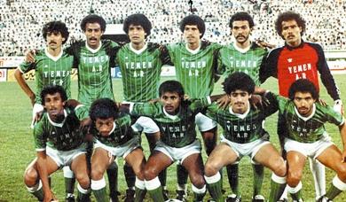 فيصل في صفوف المنتخب الثالث من اليمين وقوفاً فيصل في صفوف المنتخب الثالث من اليمين وقوفاً