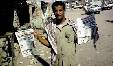 موزع «الأيام» في الراهدة أثناء توزيعه العدد الذي نشر فيه خبر الطفل موزع «الأيام» في الراهدة أثناء توزيعه العدد الذي نشر فيه خبر الطفل