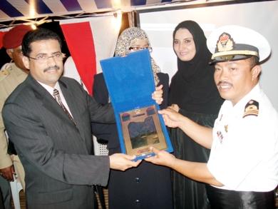 نائب المحافظ يسلم كوماندر اليخت ترس محافظة عدن نائب المحافظ يسلم كوماندر اليخت ترس محافظة عدن