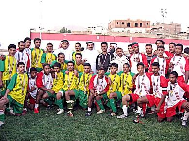 صورة تجمع البطل مع الوصيف وضيوف اللقاء في المباراة النهائية التي جمعتهما أمس صورة تجمع البطل مع الوصيف وضيوف اللقاء في المباراة النهائية التي جمعتهما أمس