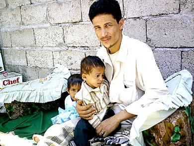 والد الطفل بعد تسلمه ابنه من النيابة والد الطفل بعد تسلمه ابنه من النيابة