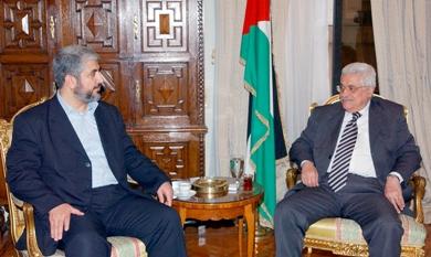 الرئيس الفلسطيني محمود عباس ورئيس المكتب السياسي لحركة حماس خالد مشعل