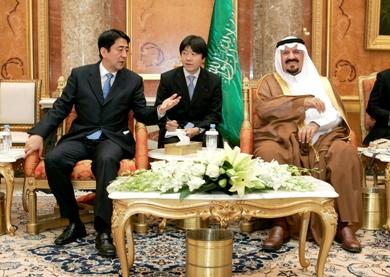 الامير سلطان بن عبدالعزيز يتحدث مع رئيس الوزراء الياباني شينزو آبي