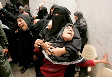 اقارب الشهيد عبدالحليم الفيومي في حالة حزن أثناء تشييع جثمانه