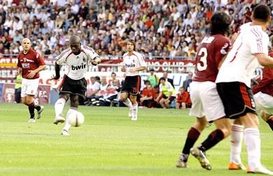 سيدورف يسدد من بعيد مسجلاً هدف ميلان الوحيد سيدورف يسدد من بعيد مسجلاً هدف ميلان الوحيد