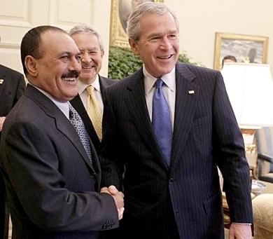 صورة من الارشيف لفخامة الرئيس علي عبدالله صالح والرئيس الأمريكي جورج بوش صورة من الارشيف لفخامة الرئيس علي عبدالله صالح والرئيس الأمريكي جورج بوش