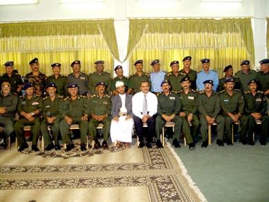 صورة تذكارية لمحافظ عدن ومدير أمن المحافظة ورئيس محكمة الاستئناف يتوسطون المكرمين صورة تذكارية لمحافظ عدن ومدير أمن المحافظة ورئيس محكمة الاستئناف يتوسطون المكرمين
