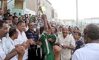 قائد ناشئة وحدة عدن يرفع كأس البطولة قائد ناشئة وحدة عدن يرفع كأس البطولة