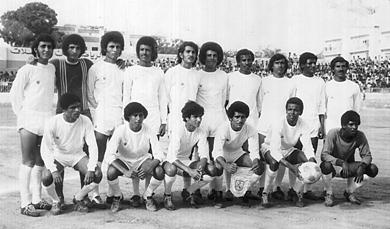 عبدالرزاق ابراهيم في صفوف القوات المسلحة الثاني من اليمين جلوساً عبدالرزاق ابراهيم في صفوف القوات المسلحة الثاني من اليمين جلوساً