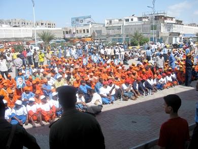 العمال الذين احتشدوا في ساحة العروض امس العمال الذين احتشدوا في ساحة العروض امس