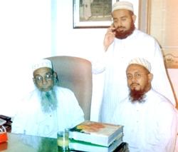الشيخ حيدر علي عبدالحسين رجبي مستشار السلطان لشؤون اليمن وبجواره المختصان بشؤون اليمن في مومباي -الهند الشيخ حيدر علي عبدالحسين رجبي مستشار السلطان لشؤون اليمن وبجواره المختصان بشؤون اليمن في مومباي -الهند