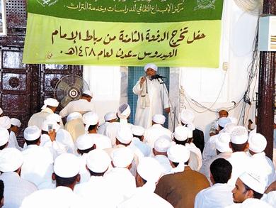 العلامة أبوبكر علي المشهور أثناء إلقاء كلمته أمام الخريجين العلامة أبوبكر علي المشهور أثناء إلقاء كلمته أمام الخريجين