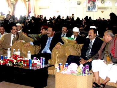 رئيس الوزراء في مقدمة الحضور في الحفل التكريمي لأوائل طلبة مدرسة النزيلي رئيس الوزراء في مقدمة الحضور في الحفل التكريمي لأوائل طلبة مدرسة النزيلي