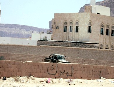 أرضية الأوقاف بشبوة التي تعرضت للاعتداء ويبدو طقم عسكري في حماية المعتدين أرضية الأوقاف بشبوة التي تعرضت للاعتداء ويبدو طقم عسكري في حماية المعتدين