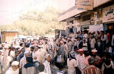 المتقاعدون العسكريون والأمنيون أثناء استئنافهم الاعتصام أمس المتقاعدون العسكريون والأمنيون أثناء استئنافهم الاعتصام أمس