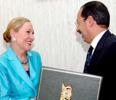 نائب رئيس الوزراء والمفوضة الاوروبية بعد التوقيع على الاتفاقية نائب رئيس الوزراء والمفوضة الاوروبية بعد التوقيع على الاتفاقية