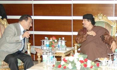 الزعيم الليبي معمر القذافي يتحدث إلى الرئيس المصري حسني مبارك