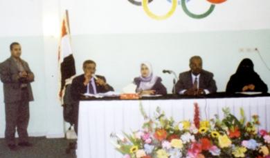 سميرة قبل إلقائها محاضرتها حول الرياضة النسوية سميرة قبل إلقائها محاضرتها حول الرياضة النسوية