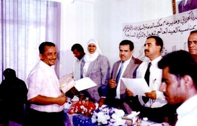 المدير المالي للمركز فهمي النعاش أثناء تكريمه المدير المالي للمركز فهمي النعاش أثناء تكريمه