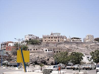 المباني المستحدثة التي أحاطت بالساعة التليدة من جميع الجهات فلم يعد باستطاعة السياح القادمين إلى المدينة رؤيتها المباني المستحدثة التي أحاطت بالساعة التليدة من جميع الجهات فلم يعد باستطاعة السياح القادمين إلى المدينة رؤيتها