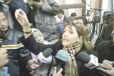 صورة من الأرشيف لزوجة أيمن نور داخل المحكمة تردد صراخ زوجها بعد الحكم صورة من الأرشيف لزوجة أيمن نور داخل المحكمة تردد صراخ زوجها بعد الحكم