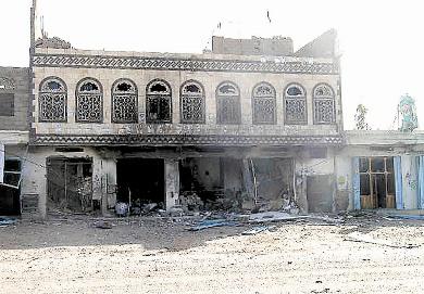 صورتان وزعتهما وكالة الصحافة الفرنسية أمس لآثار المعارك في صعدة صورتان وزعتهما وكالة الصحافة الفرنسية أمس لآثار المعارك في صعدة