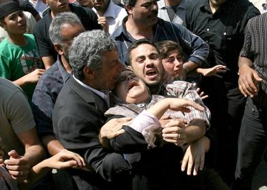 والدة احد القتلى في حالة انهيار